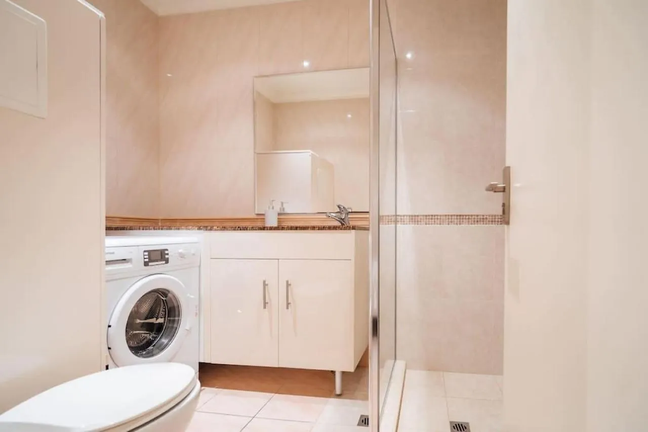 Apartment Serene On Grenfell Adelaide Australia